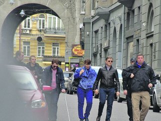 Фотофакт: Олег Ляшко гуляет по Киеву пятью крепкими парнями