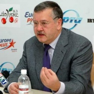 Анатолий Гриценко заявил, что Яценюк не контролиурует фракцию и опубликовал список из 13 'тушек'
