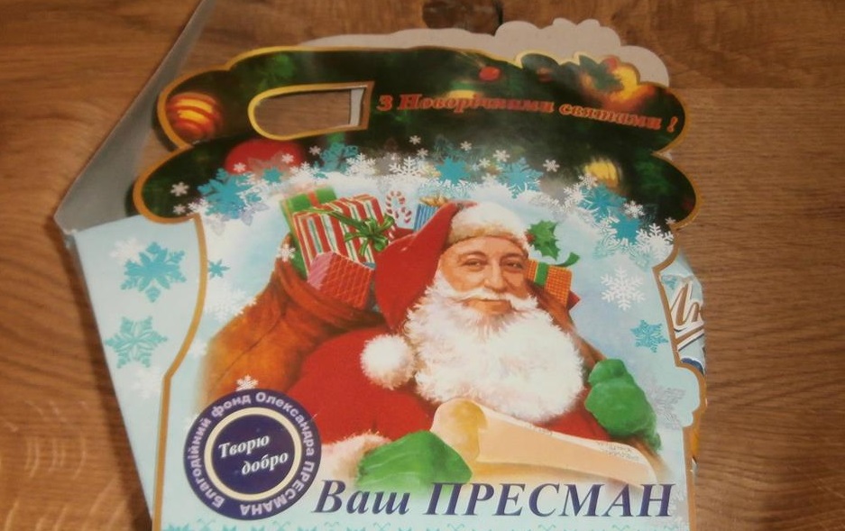 Одесский нардеп Александр Пресман раздает детям конфеты со своим изображением Деда Мороза