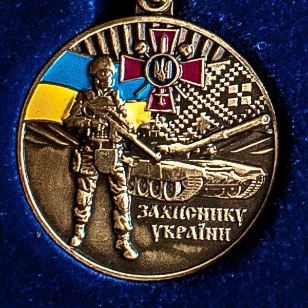 Украинских бойцов наградили медалями с российским танком и оружием