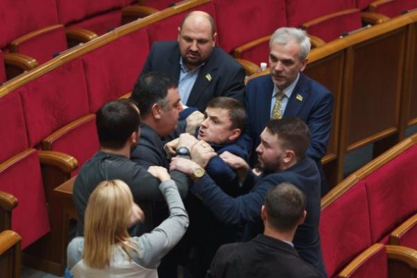 Депутаты устроили драку в Раде из-за "Укргаздобычи"