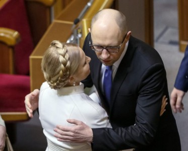 Яценюк звинуватив Тимошенко в отриманні $10 млн хабаря