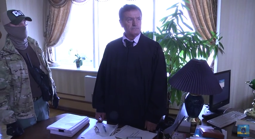Геращенко показал, как Антон Чернушенко “выносил” судебные решения прямо по смс