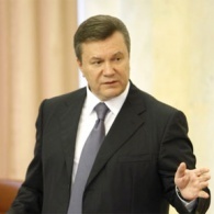 Янукович представил школьникам как уже действующего мэра Енакиево члена Партии регионов Валерия Олейника. Видео