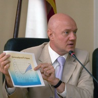 Депутат Виталий Нахлупин, приплывший в Крым из Макеевки, тоже захотел в Россию