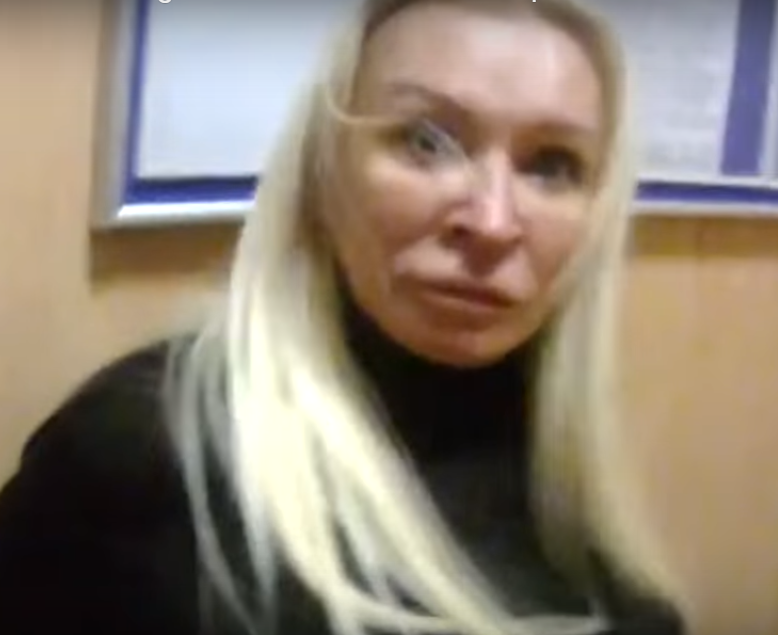 Блондинка, напавшая на киевских полицейских, оказалась подругой нардепа Виталия Барвиненко