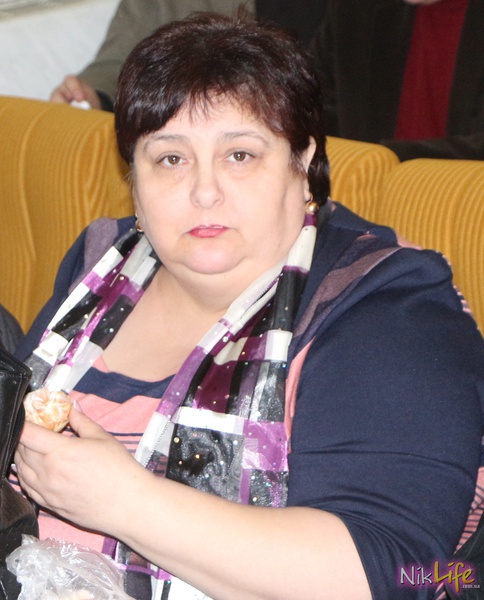 Николаевский депутат Ольга Степанова 'лопает' пирожки прямо на сессии