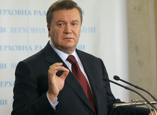 Янукович подарил сироте часы и свою мобилку