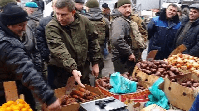 Александр Захарченко с пистолетом на рынке в Донецке установил "справедливость"