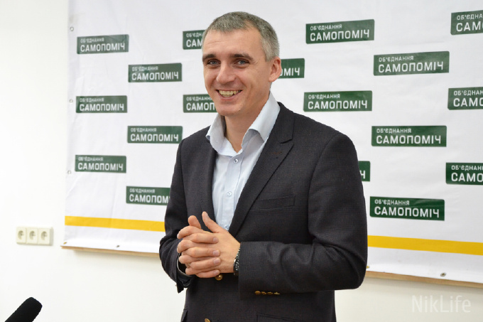 «Прозрачный» мэр Александр Сенкевич поставит веб-камеру в своем кабинете