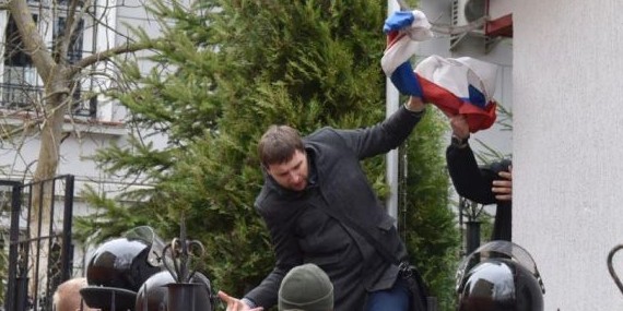 Львовская полиция открыла дело за надругательство над флагом России