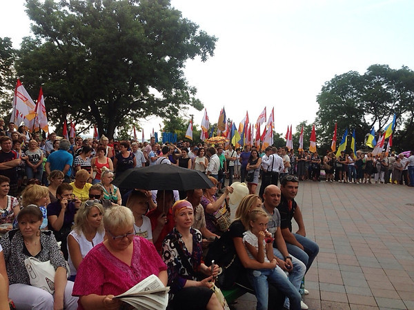 В Одессе депутаты горсовета сгоняют массовку для мэра Труханова