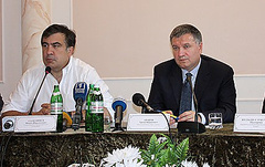 Аваков оскорбил Саакашвили, плеснув ему водой в лицо во время Нацсовета реформ