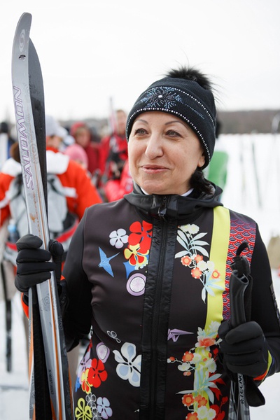 Галина Герега покаталась на лыжах с дипломатами