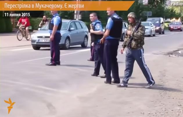В «титушке» с оружием на посту МВД жители Мукачево узнали человека из окружения Михаила Ланьо
