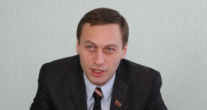 Депутат-коммунист Максим Чаленко, которого поймали пьяным за рулем, делает все, чтобы избежать наказания?